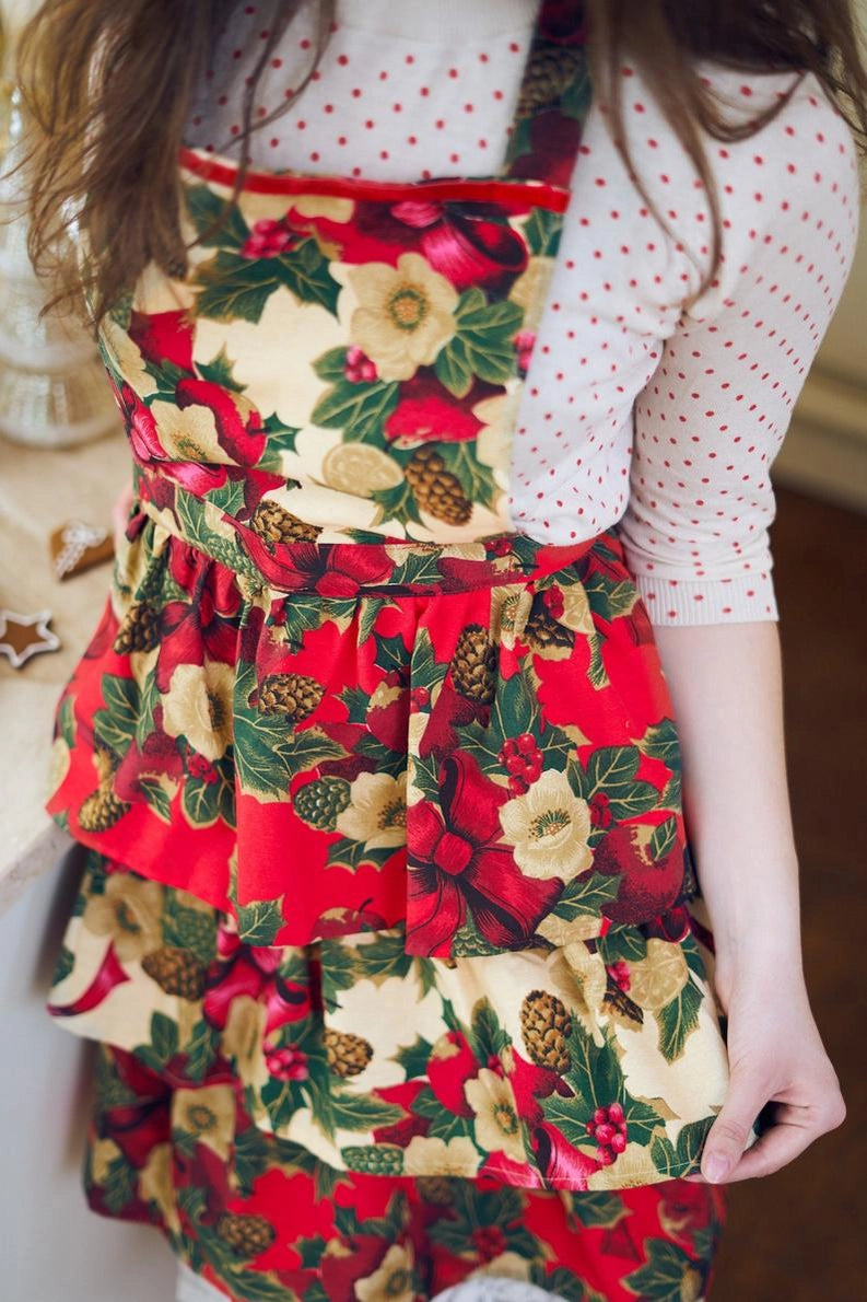 Hortensias Home - Ladies Winter Apron Red Christmas Flowers